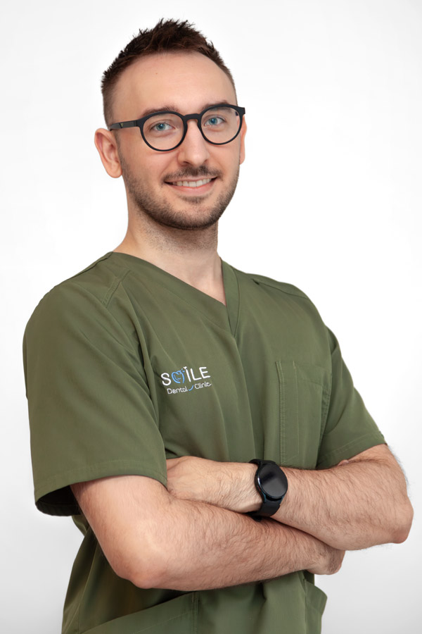 lek. dent. specjalista stomatologii zachowawczej z endodoncją Kamil Olszański