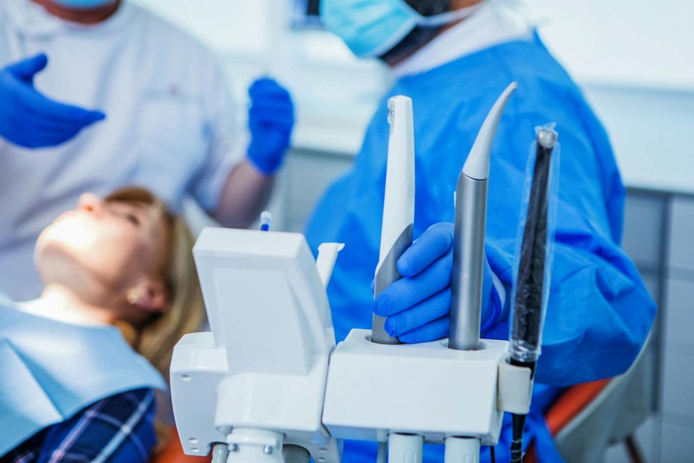 Leczenie stomatologiczne bez lęku i bez bólu – kiedy wystarczy zwykłe znieczulenie, a kiedy lepiej wybrać znieczulenie ogólne?